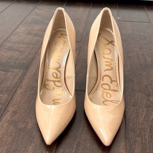 Classic Sam Edelman nude pointed shoes.